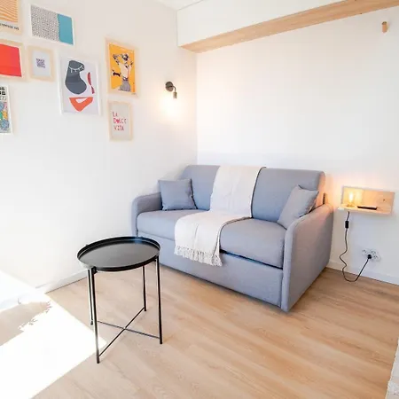 Tinelle House 아파트 투르