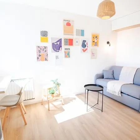 Tinelle House 아파트 투르